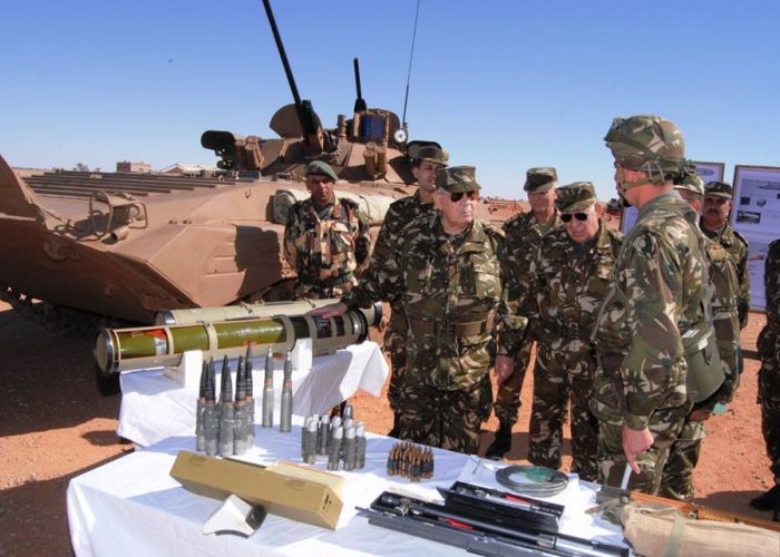 Gaïd Salah supervise un exercice de tirs réels des forces terrestres à Tindouf