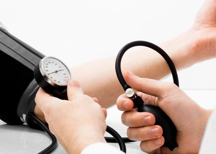 Hypertension : trop faire chuter la pression ne serait pas sans risque 