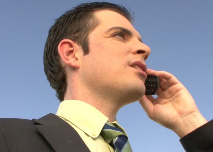 Téléphone portable : 10 règles pour se protéger des risques liés aux ondes