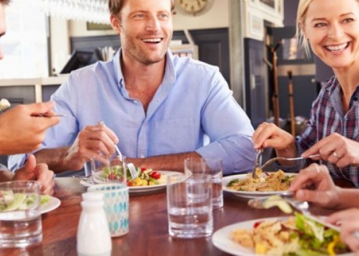 6 erreurs à éviter après manger pour bien digérer