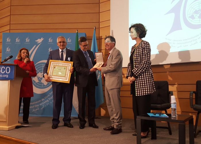 Le Cheikh Khaled Bentounès décoré de la médaille de Ahid de l'Ordre du Mérite National
