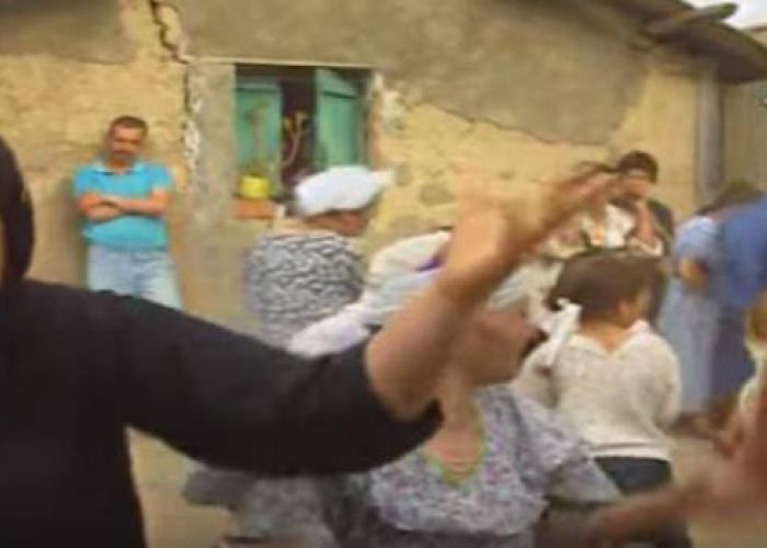 Ouyahia commente les images choc de l’ENTV sur les massacres terroristes 