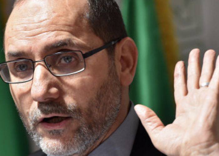 Finance islamique : Makri agacé de voir Ouyahia « braconner » sur ses terres 