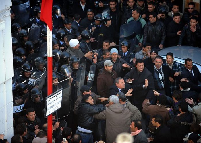 Des manifestations contre la cherté de la vie dégénèrent en Tunisie : un mort et plusieurs blessés