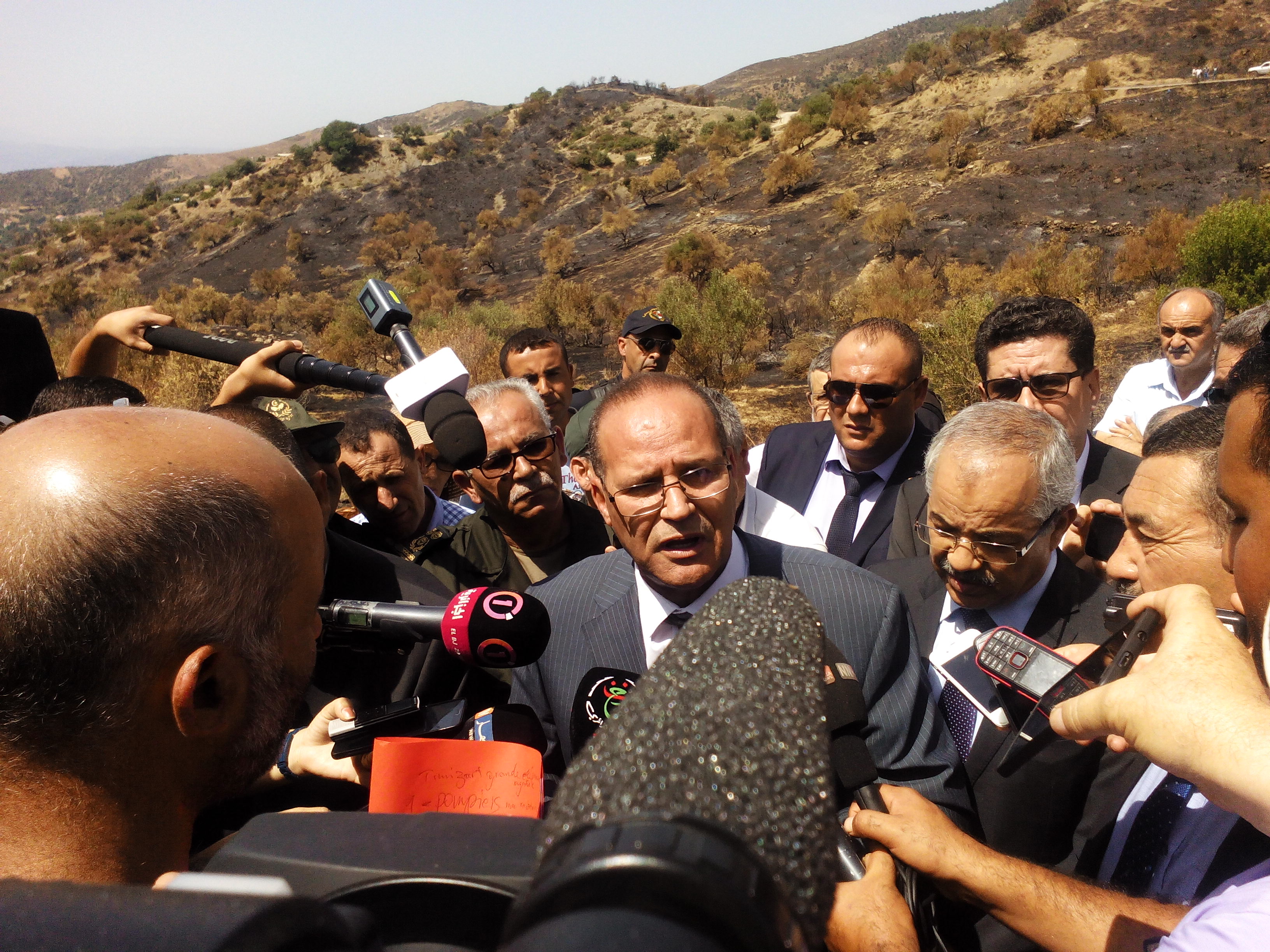 Abdelkader Bouazghi : Les circonstances de déclaration des feux de forêts seront élucidées 