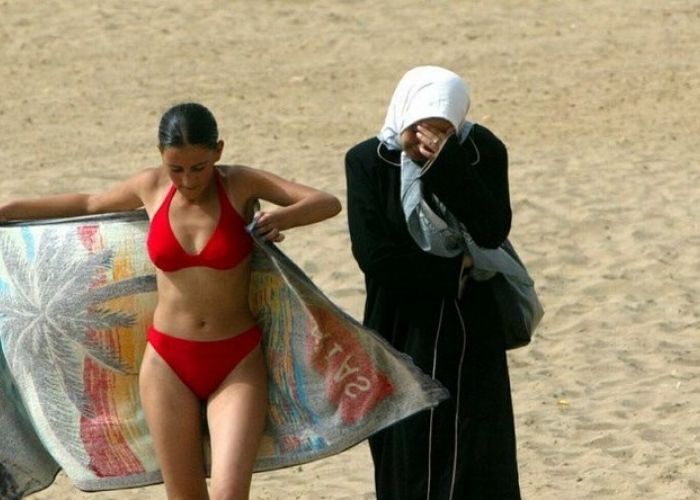 "Baignade républicaine" à Tichy (Béjaia) : Quand la presse française se fait piéger Bikini-algerie-presse-france