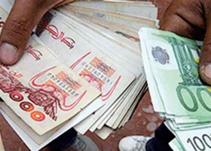  Un Euro pour 200 dinars ce matin à la « bourse » du square port Said !