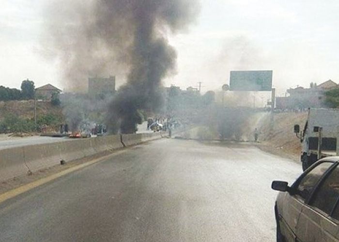 Des gendarmes empêchent des jeunes de fermer la RN 12 à Tizi Ouzou 