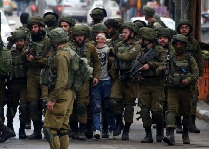 Le jeune palestinien aux yeux bandés, kidnappé par 23 soldats israéliens, risque 20 ans de prison