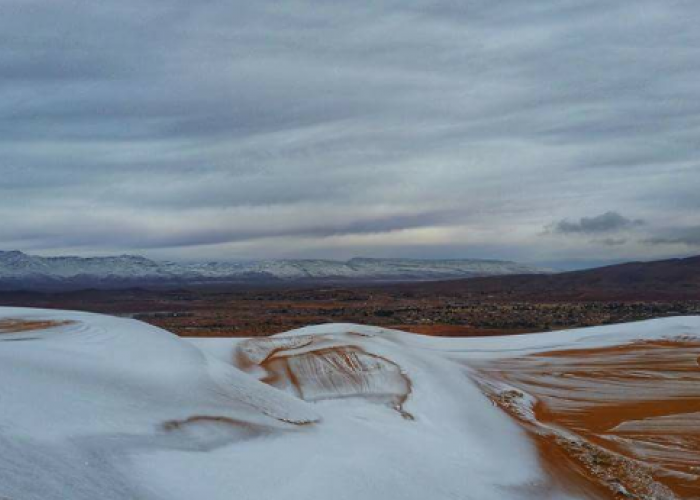 La neige a recouvert le sable à Ain Sefra 