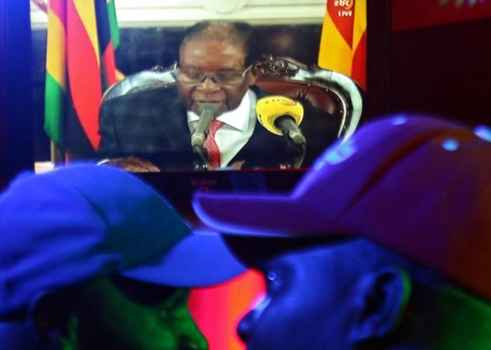 Zimbabwe : Le président Mugabe défie les appels à sa démission