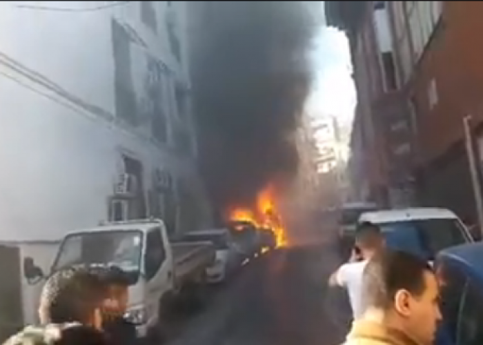 Des véhicules prennent feu près de la rue Didouche Mourad à Alger (Vidéo)