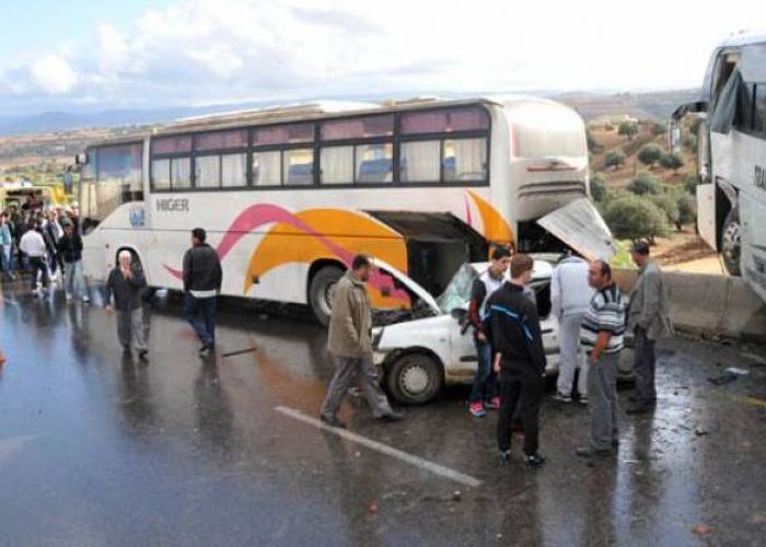 Spectaculaire accident de la route à Bouira : 2 morts et 24 blessés dans une collision de véhicules