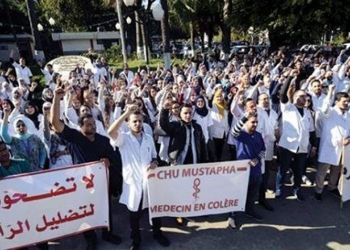 Médecins résidents : les grévistes se contentent d’un sit-in à Mustapha Bacha