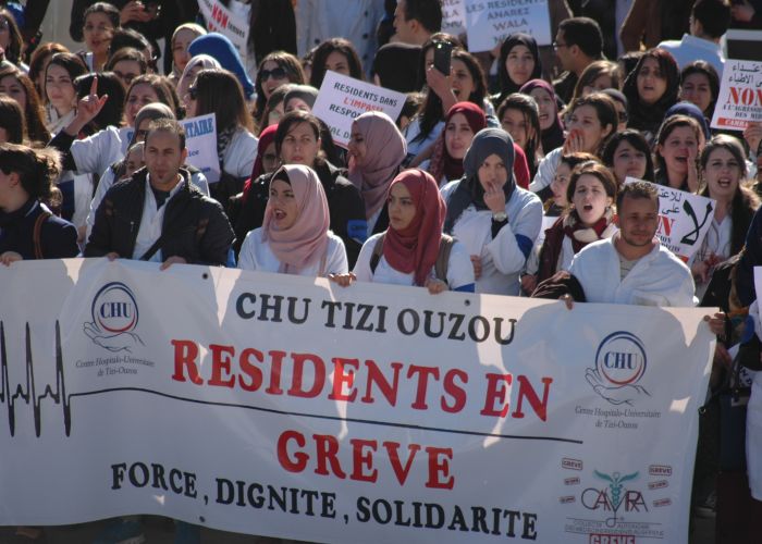 Des centaines de médecins résidents marchent à Tizi Ouzou 