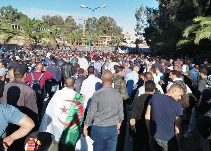 Alger : des axes routiers vers la Capitale bloqués par une marche des retraités de l’ANP (Vidéo)