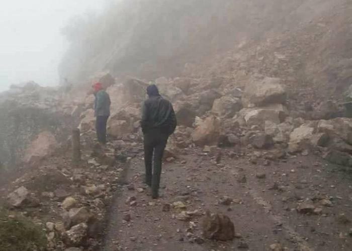 La RN15 reliant Tizi Ouzou à Bouira coupée à Tirourda suite à des chutes de pierres (Vidéo)