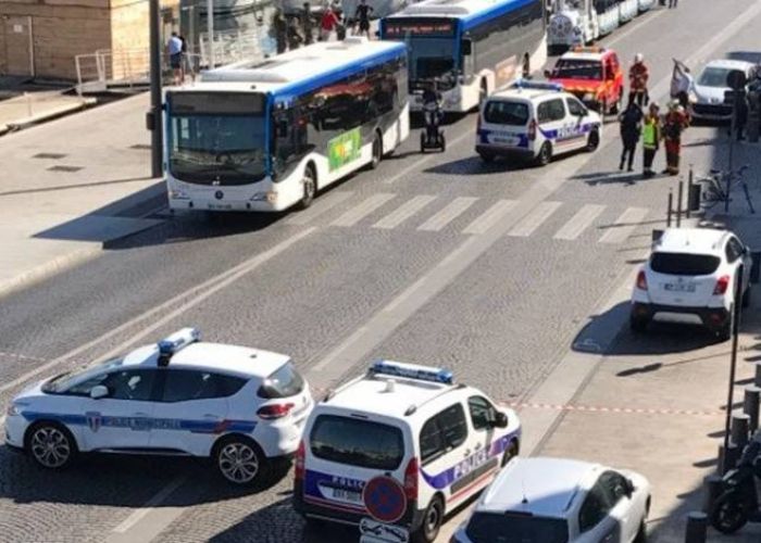 Une voiture fonce sur deux abribus à Marseille(France) : une femme de 42 ans tuée, une autre blessée