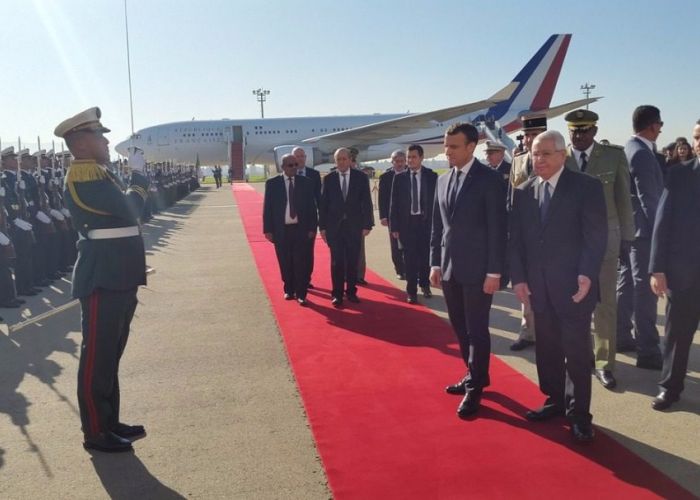  Le président Emmanuel Macron arrive à Alger(Vidéo)