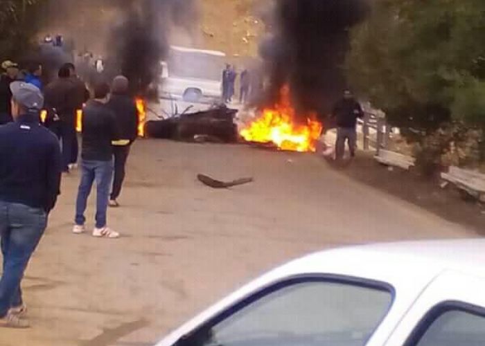 La route Bouira-Tikdja bloquée par des manifestants à Haizer