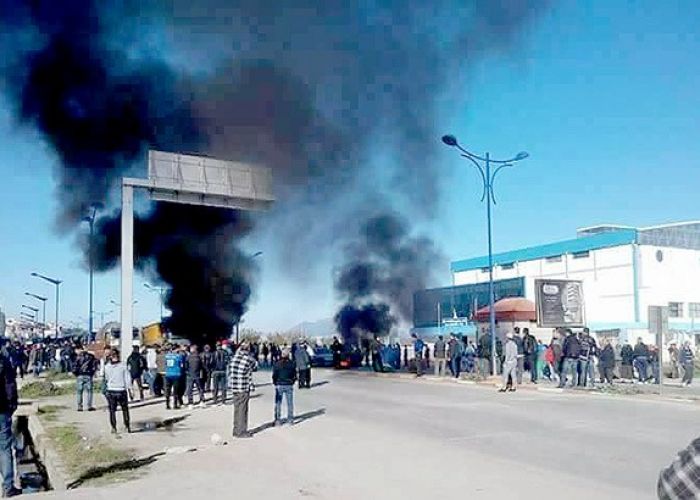 Les citoyens ferment la route Ouzelaguen/Sidi Aich pour réclamer leur indémnisation