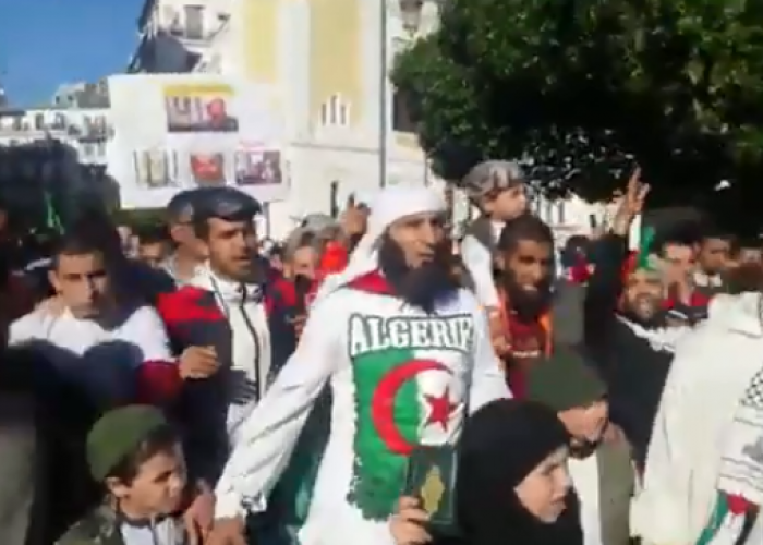 Des islamistes de l'ex-FIS font irruption dans les manifestations contre le système (Vidéo) 