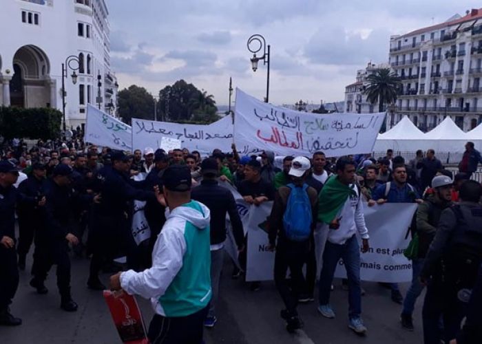  Les étudiants marchent à nouveau pour réclamer le changement