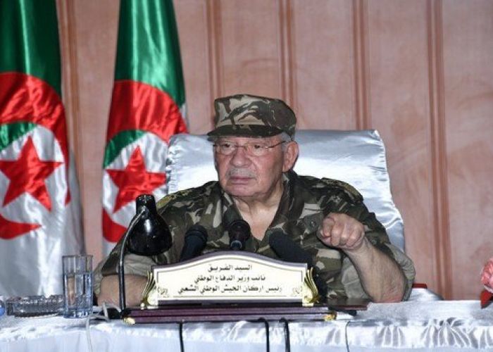  Gaid Salah rend hommage à Bedoui et assure que « l’Algérie sortira de la crise »