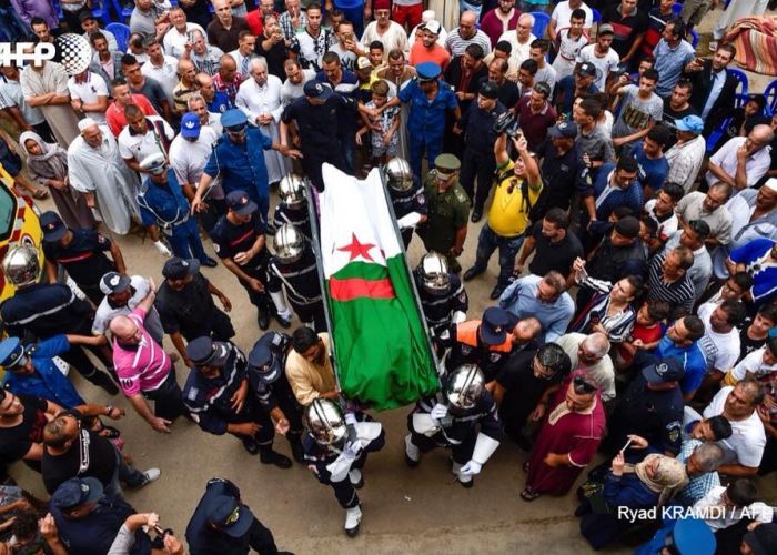  Une foule nombreuse accompagne Rachid Taha à sa dernière demeure à Sig (Vidéo)
