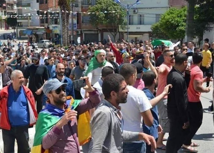 Kherrata (Bejaia) : bravant le confinement sanitaire, marche de soutien aux détenus (Vidéo)