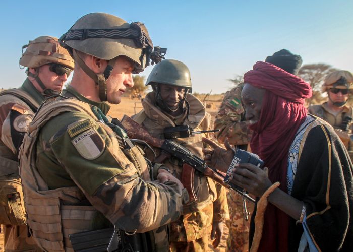 La France annonce la suspension de ses opérations militaires conjointes avec l'armée malienne 