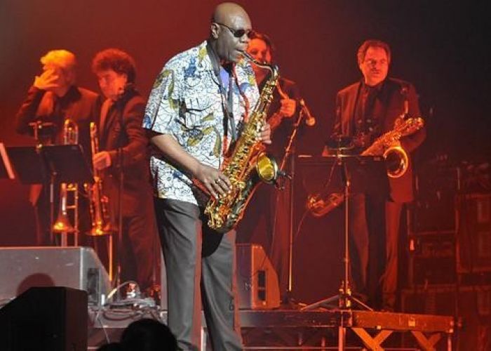  L’afro- jazz perd l’une de ses plus grandes figures :Décès du virtuose du saxo Manu Dibango, victime du coronavirus