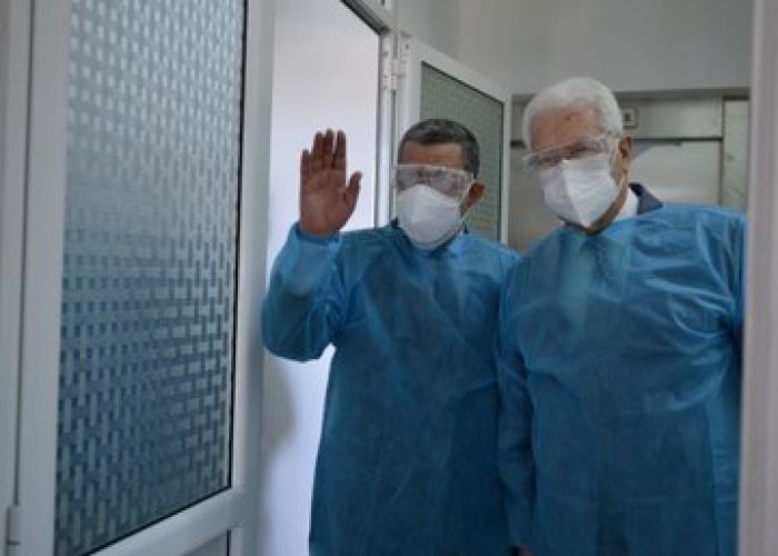 Hospitalisé aux "Glycines" (Alger) suite à sa contamination au Covid-19 : Djerad rend visite au moudjahid Tahar Zbiri
