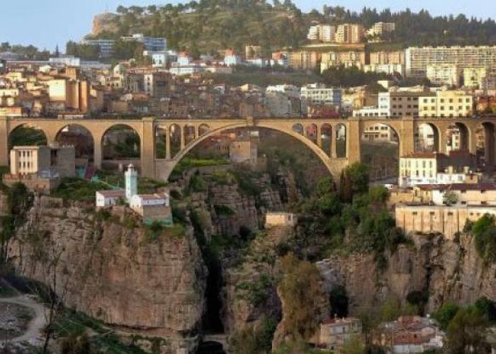 Un terroriste se fait exploser à Constantine et un autre capturé