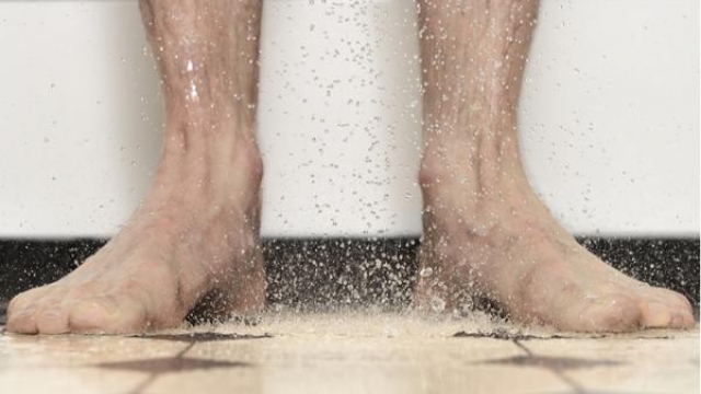 Uriner sous la douche est dégoutant ?! Vous changerez d’avis après avoir lu ceci !!