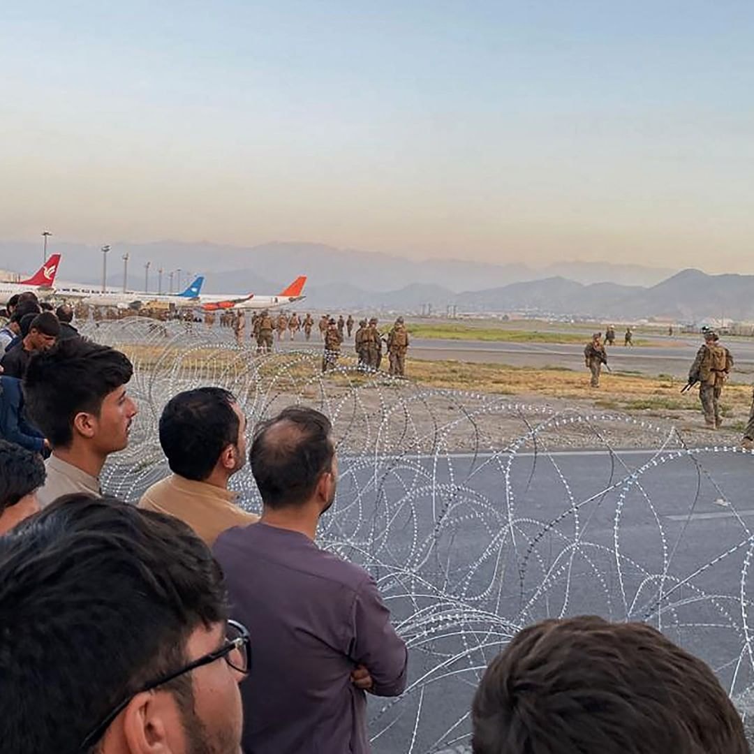 L'Afghanistan aux mains des Talibans : Confusion et désarroi à l'aéroport de Kaboul, où des milliers d'Afghans essaient de fuir (Vidéo)