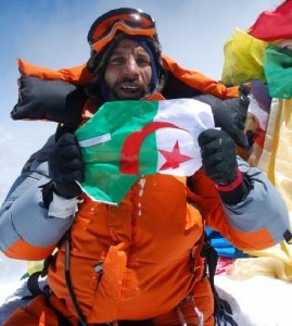 N.Dendoune plante le drapeau algérien sur l'Everest