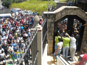 Des milliers de personnes se sont recueillies à la mémoire de Matoub Lounes