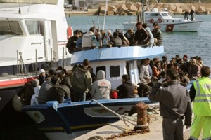 Lampedusa : 25 migrants trouvés morts sur un bateau