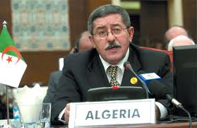 Ahmed Ouyahia s'entretient avec le premier ministre libyen à Addis Abeba