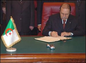 Le président Bouteflika signe le décret de convocation du corps électoral