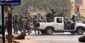 Mali : Affrontement entre putschistes et soldats fidèles à ATT
