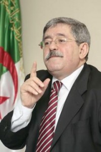 Ouyahia appelle les jeunes à protéger leur pays des desseins de domination étrangère