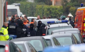 La France attend la reddition du tueur présumé de Toulouse qui se réclame d'Al-Qaïda