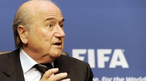 Joueurs bi-nationaux: "pas de revirement" selon Blatter à la veille de sa visite à Alger