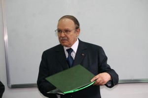 Youm El Îlm : Bouteflika appelle à faire aboutir les réformes 