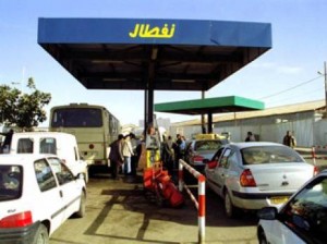 De longues files devant les stations de carburant à Alger et Blida