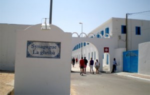 Moncef Marzouki se recueille... à la synagogue de Djerba