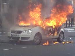 Le véhicule d'un journaliste incendié à Oran