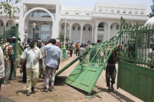 Mali: le président intérimaire Traoré agressé après un accord sur son maintien au pouvoir